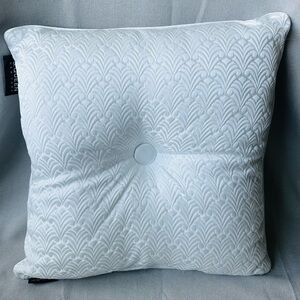 New J.Queen New York Bianco Throw Pillow 20”  White